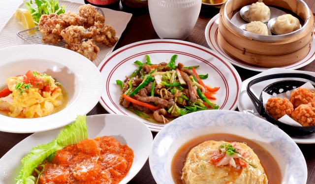 中華料理の皿がテーブルいっぱいに置かれている