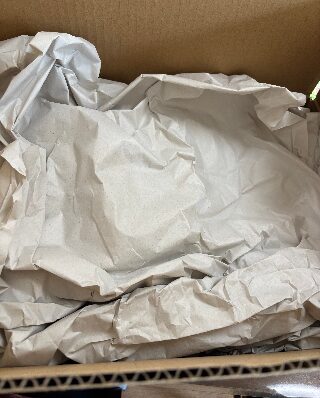 Jan-gleから届いた宅配キットの段ボールと、中に入っていた紙の緩衝材