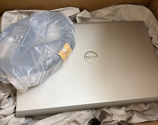Jan-gleの段ボールに、DELLのノートパソコンと緩衝材を入れたところ