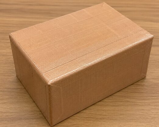 布ガムテープで包んだ年賀状のかたまり。中身が見えないよう四方から巻いている